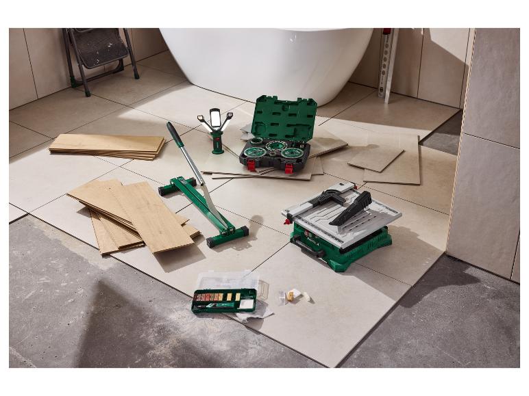 Outils de pose de carrelage et de parquet, y compris un coupe-carreaux, une scie à carrelage et un kit de réparation.