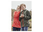 Deux enfants portant des vestes softshell orange et verte