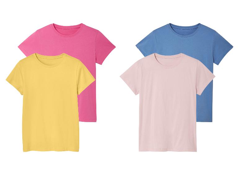 T-shirts rose, jaune, bleu et rose pâle empilés.