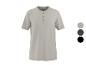 T-shirt Henley à manches courtes pour homme en gris clair avec boutons et trois options de couleur.