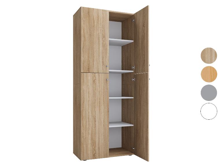 Une armoire haute et étroite en bois clair avec des portes ouvertes révélant des étagères blanches.