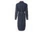 Une robe en jean bleue à manches longues et une ceinture.