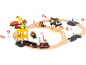 Ensemble de train en bois avec grue, camions, rouleaux compresseurs et ouvriers du bâtiment.