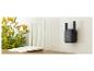 Routeur MiWiFi blanc et amplificateur de signal Xiaomi noir au mur.
