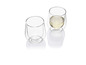 Deux verres, l'un avec du vin blanc.