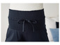 Gros plan sur un pantalon bleu foncé avec une taille élastique et un cordon.