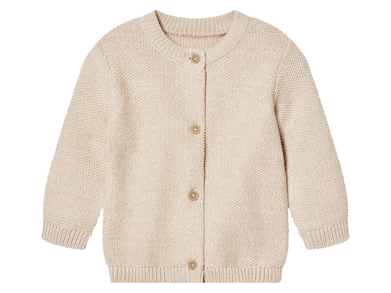 Gilet beige en tricot pour bébé.
