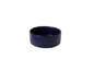 Un bol en céramique bleu foncé.