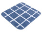 Un tapis de bain bleu avec un motif à carreaux blancs.