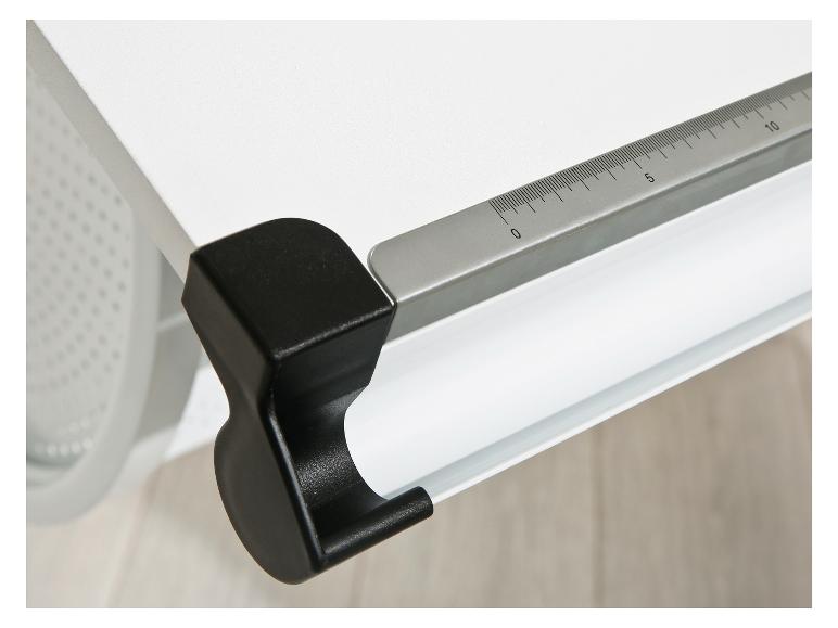 Un ruban à mesurer blanc avec une bordure noire.