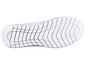 Semelle blanche d'une basket avec un motif de bande de roulement grossier.