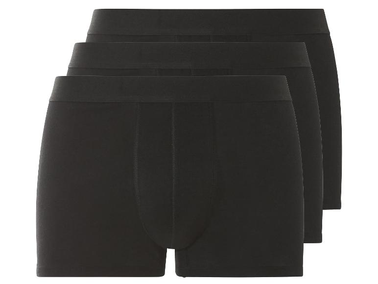 Trois boxers noirs.