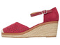 Espadrilles rouges avec boucle et bout ouvert.