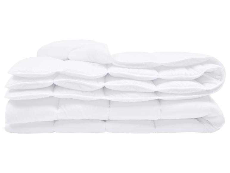 Couette blanche pliée avec surpiqûres matelassées