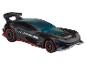 Une voiture de sport Hot Wheels noire avec un aileron.