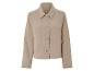 Une veste beige avec des boutons et des poches.