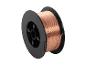 Bobine de fil de soudage cuivre sur support noir.