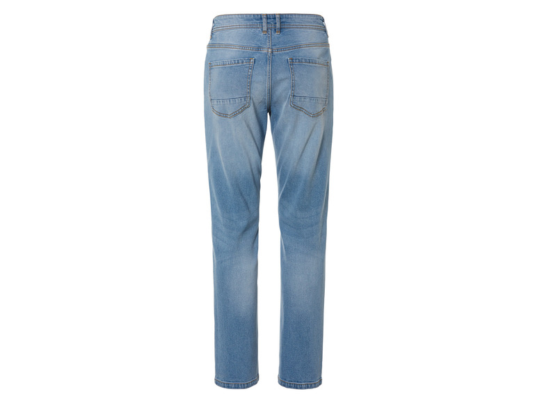 Un jean bleu à taille haute.
