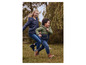 Deux enfants en vestes d'hiver et en jeans jouent dehors.