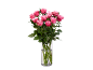 Bouquet de roses roses dans un vase en verre sur fond noir.