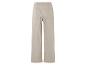 Pantalon beige avec deux poches arrière.