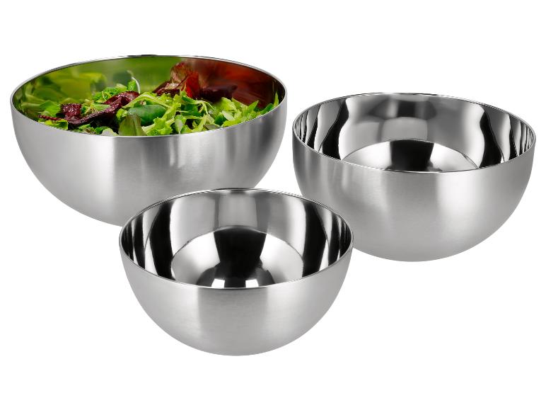Ensemble de trois saladiers en acier, un avec de la salade.