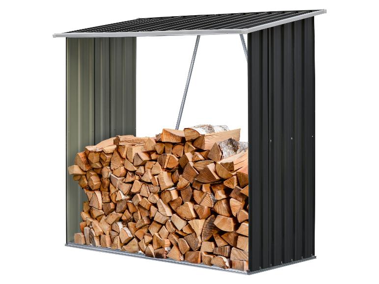 Abri à bois rempli de bûches