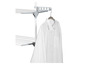 Une chemise blanche suspendue à un porte-manteau avec des barres de séchage extensibles.