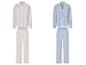 Deux ensembles de pyjama rayés, un blanc et un bleu.