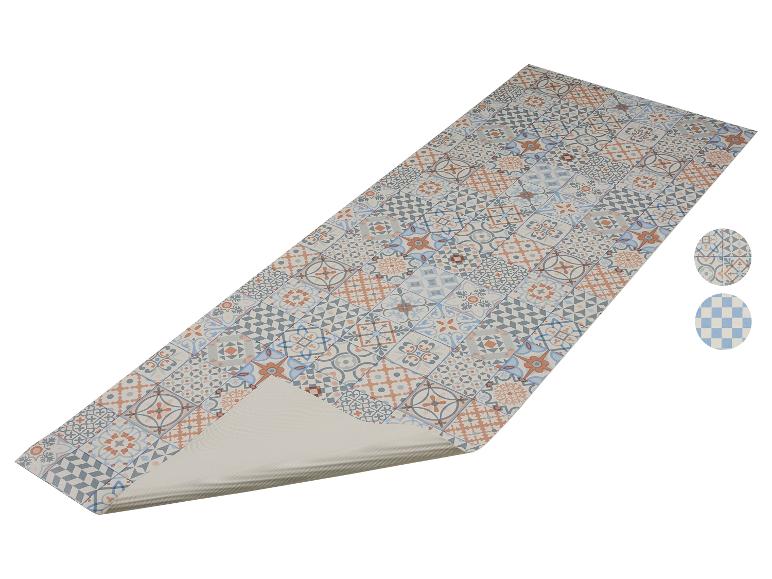 Tapis de sol en vinyle à motif de carreaux hydrauliques dans les tons bleus et oranges, avec envers antidérapant.