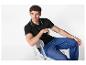 Polo noir et jeans : mode masculine décontractée.