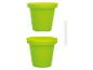 Deux pots de fleurs verts et un bâton blanc.