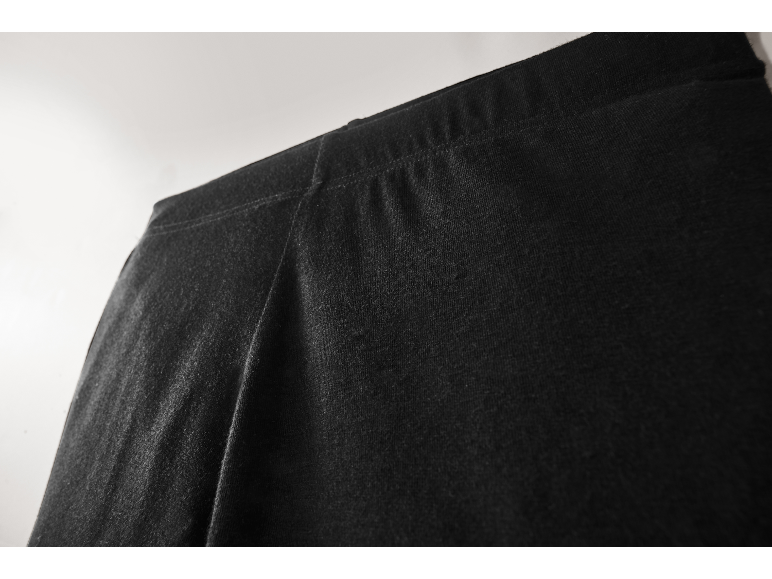 Gros plan sur le tissu élastique et la taille d'un legging noir.