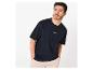 Homme en t-shirt bleu marine avec motif de basket-ball et pantalon beige, regardant sur le côté.