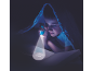 Garçon lisant un livre sous sa couverture à l'aide d'une petite lampe de poche.