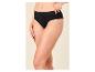 Femme en culotte noire taille haute, une main sur la hanche.