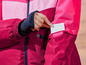Une veste rose avec une carte blanche dans la poche.
