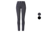 Un jean skinny gris foncé avec un effet usé.