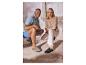 Homme et femme en sabots de style mule, lui en polo bleu et short, elle en cardigan beige et pantalon blanc.