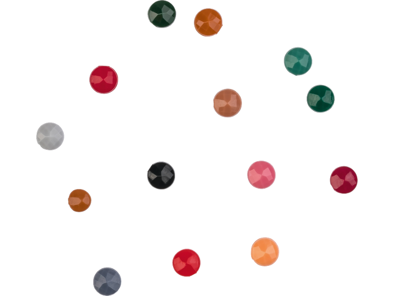 Strass décoratifs colorés et facettés éparpillés sur fond noir.