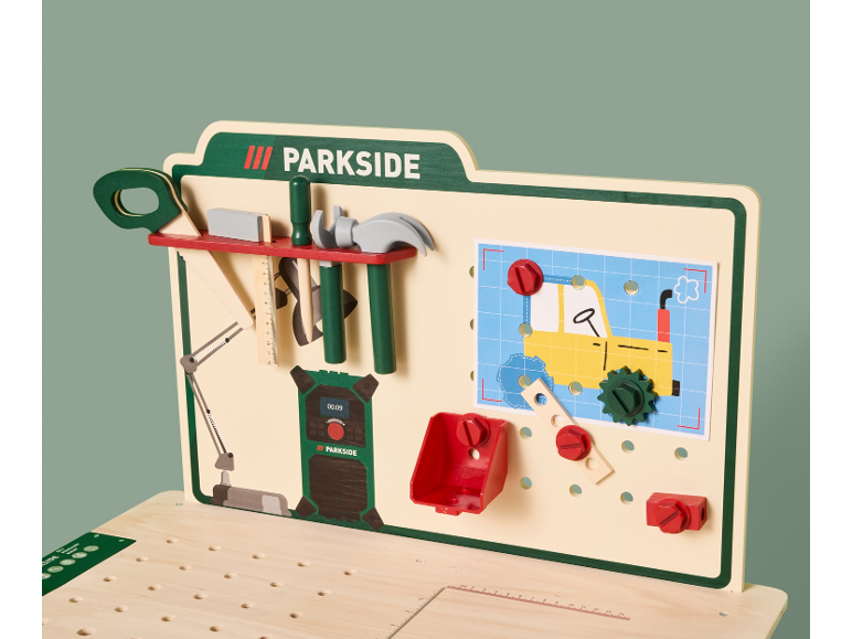 Établi de jeu en bois avec outils, plan de tracteur et affichage numérique.