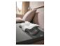 Oreiller de soutien cervical LIVARNO® Premium sur un lit gris dans une chambre