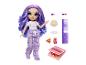 Poupée aux cheveux violets en pyjama avec des accessoires miniatures comme une pizza et du pop-corn.