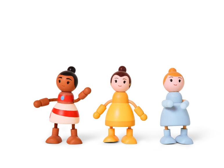 Trois poupées en bois colorées avec des robes différentes sur fond blanc.