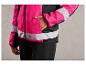 Une veste de pluie rose avec des bandes réfléchissantes et un empiècement en mesh noir.