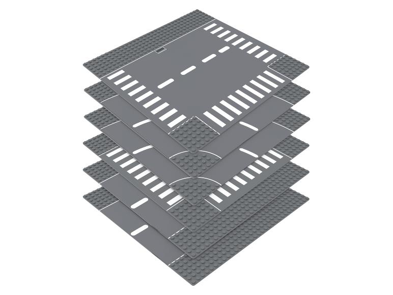 Pile de plaques de route LEGO grises avec intersections, sections droites et passages piétons.