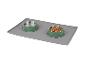 Tapis gris avec deux gamelles pour animaux de compagnie, une remplie de croquettes.