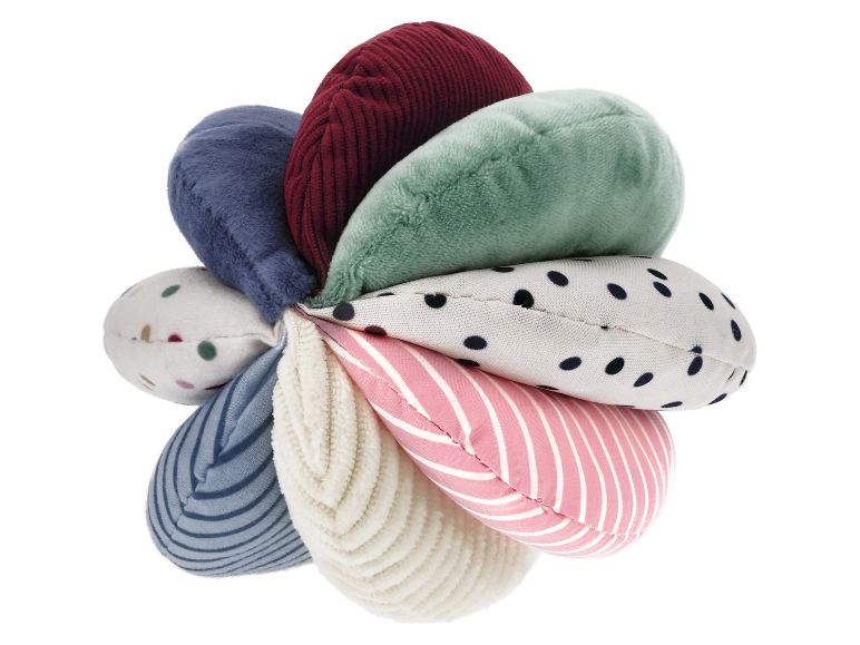 Jouet en peluche multicolores fait de différents tissus.
