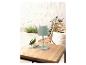 Lampe de table design pastel sur table en bois.