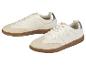 Deux baskets blanches en cuir avec des semelles brunes